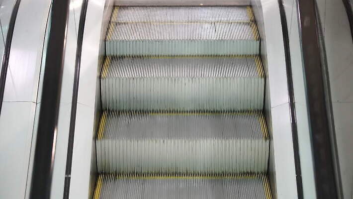 백그라운드 이동 컨셉 비즈니스 건축양식 성공 사람없음 건물 빛 쇼핑 달리기 계단 금속 운전 도시 업무 고리 닫기 전철 역 공항 연결 쇼핑몰 속도 오르기 마디 단계 방법 자동 지원 공급 반복 4K MOV 해외동영상 클립영상 건축물 건축 육상교통 교통시설 모션 재질 대중교통 작업 동영상 파일형식