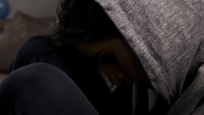 백인 응시 감정 얼굴 생각 창문 스트레스 주택 실내 건강 한명 사람 고통 슬픔 바이러스 좌절 고독 질병 고민 문제 긴장 배려 우울감 우울증 전염병 혼자 코로나바이러스 사회적거리두기 MOV 해외동영상 클립영상 서양인 1 시선 캠페인 컨셉 의학 내부 건물 신체부위 동영상 파일형식