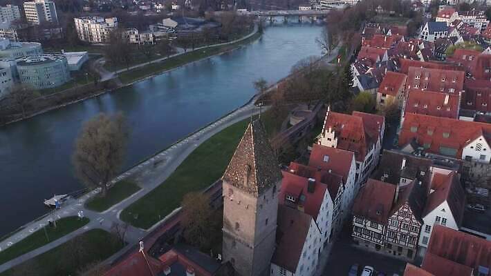 유럽 여행 겨울 하늘 독일 안테나 파노라마 사람없음 파란색 도시풍경 성당 교회 일출 맑음 도시 정상 스카이라인 남쪽 다뉴브강 대패 드론 조감도 바이에른 4K MOV 해외동영상 클립영상 계절 나라 컬러 통신 종교건축 날씨 촬영기법 풍경 건물 노을 방향 동영상 파일형식