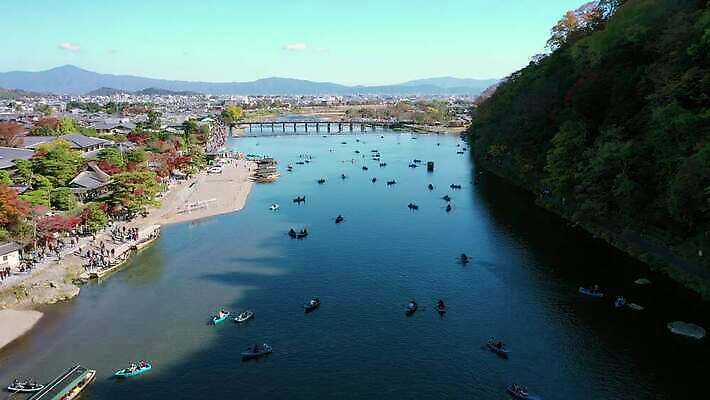 나무 식물 전통 계절 아시아 여행 단풍 잎 자연 하늘 휴가 산 안테나 동양인 풍경 사람없음 야외 빨간색 초록색 물 파란색 강 컬러풀 여행객 정원 일본 활발 가을 도시 보트 숲 대나무 내추럴 교토 드론 랜드마크 조감도 4K MOV 해외동영상 클립영상 자연요소 나라 컬러 컨셉 배_교통 통신 사람 인종 생태계 동영상 파일형식