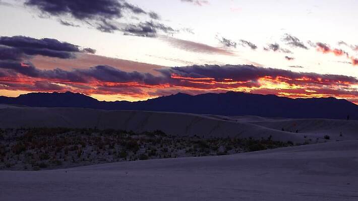 식물 공원 모래 파도 조각 여행 패턴 곡선 자연 하늘 새로움 산 건조 풍경 사람없음 파란색 모래사장 일출 미국 일몰 사막 흰색 황무지 모래언덕 언덕 질감 가뭄 기념물 천연기념물 내추럴 뉴멕시코 잔물결 전국 지질학 4K MP4 해외동영상 클립영상 공공시설 교육 물결 선 바다 컬러 컨셉 북아메리카 무늬 날씨 노을 생태계 동영상 파일형식