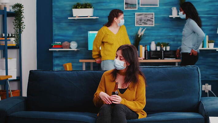 행복 컨셉 거실 휴식 아파트 주택 맥주 대화 마스크 앉기 사람없음 친구 소파 글로벌 파티 우정 펼침 기쁨 터치 축하 인사 생일 그룹 바이러스 보호 예방 번짐 소셜 팔꿈치 코로나바이러스 사회적거리두기 사교적 뉴노멀 4K MOV 해외동영상 클립영상 기념일 감정 캠페인 의자 관계 모션 주류 말하기 이벤트 건물 신체부위 경제 예절 팔 동영상 파일형식 효과