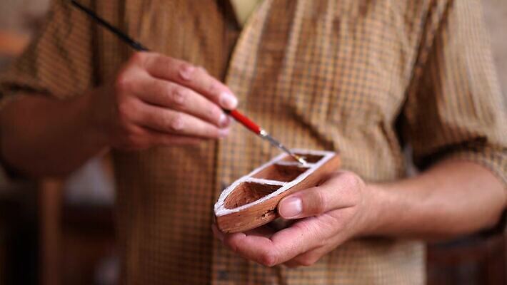 라이프스타일 디자인 조각 관리 미술 한명 사람 가로 빨간색 컬러풀 숫자 페인트 미니어처 장비 작업실 목수 오브젝트 그림 지역 고립 공예가 솜씨 옛날 접착제 4K MP4 해외동영상 클립영상 직업 문자 1 컬러 문화예술 생활 모형 풀_접착제 동영상 파일형식