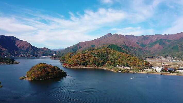 나무 식물 구름 아시아 호수 컬러 여행 단풍 잎 겨울 자연 하늘 아침 산 안테나 풍경 사람없음 빨간색 물 파란색 빛 일본 가을 도시 보트 숲 11월 화산 후지산 드론 랜드마크 절정 조감도 4K MOV 해외동영상 클립영상 주간 자연요소 계절 나라 배_교통 통신 세계문화유산 날짜 생태계 동영상 파일형식