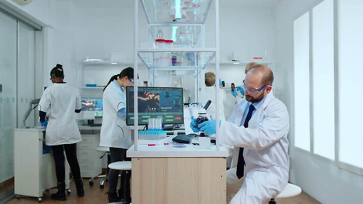 직업 과학 건강 현미경 실험 사람없음 치료 약 검은색 장비 간호사 의사 그룹 엔지니어 실험실 바이러스 보호 질병 생명공학 연구원 과학자 분석 직원 생물학 하이테크 미생물 다민족 혁명 개발 백신 전염병 화학자 코로나바이러스 4K MOV 해외동영상 클립영상 교육 컬러 컨셉 의학 생물 기술 실험기구 의료진 기술자 동영상 학자 파일형식