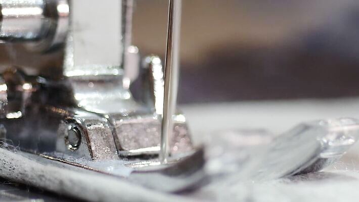 디자인 드레스 옷 산업 공장 한명 유행 금속 기계 장비 공구 직물 업무 실 제조 바느질 묘사 질감 만들기 자수 재단 재단사 바늘땀 방법 솜씨 양발 조작 철강 MP4 해외동영상 클립영상 직업 1 공업 모션 재질 사람 도구 작업 동영상 파일형식