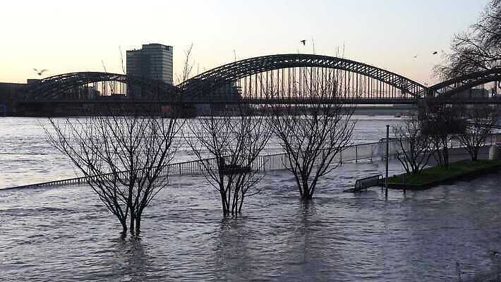 유럽 여행 자연 하늘 독일 파노라마 풍경 사람없음 야외 건물 물 관광지 강 일출 환경 젖음 도시 보트 개울 도심 강가 홍수 생태계 타운 내추럴 랜드마크 명승지 재앙 쾰른 4K MP4 해외동영상 클립영상 자연요소 건축물 나라 배_교통 촬영기법 노을 자연재해 동영상 파일형식