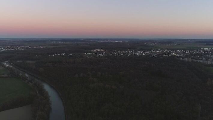 나무 유럽 여행 백그라운드 건축양식 자연 독일 안테나 파노라마 사람없음 건물 물 강 일출 맑음 일몰 도시 센터 역사 정상 슛 남쪽 항공촬영 다뉴브강 드론 바이에른 수평선 4K MOV 해외동영상 클립영상 자연요소 식물 건축물 건축 나라 뷰포인트 통신 날씨 촬영기법 노을 방향 생태계 동영상 파일형식