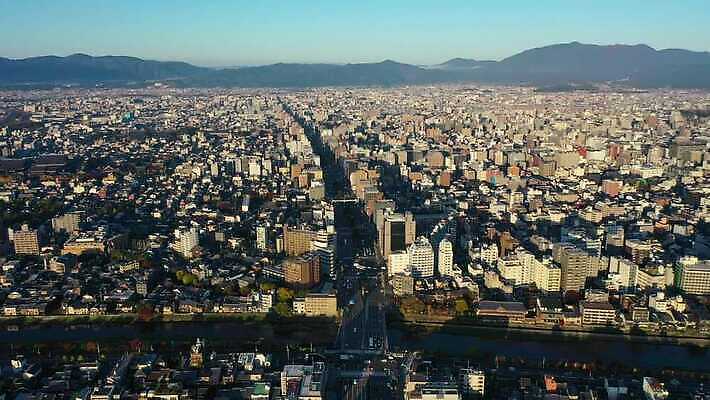 나무 계절 아시아 종교 문화 도로 비즈니스 건축양식 교통시설 자동차 하늘 아침 지붕 거리 안테나 사람없음 건물 물 파란색 강 도시풍경 교회 일출 탑 일본 고층빌딩 일몰 가을 도시 체리 재산 도심 역 타운 스카이라인 교토 드론 랜드마크 방법 사당 옛날 조감도 4K MOV 해외동영상 클립영상 주간 자연요소 식물 건축물 건축 나라 길 육상교통 컬러 교통 과일 통신 종교건축 풍경 빌딩 금융 노을 시설 동영상 파일형식