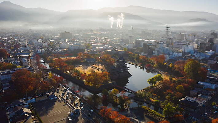 공원 아시아 여행 단풍 건축양식 모션 자연 하늘 바람 산 거리 풍경 사람없음 건물 빨간색 도시풍경 여행객 탑 일본 가을 도시 사찰 성 정상 타운 스카이라인 드론 랜드마크 선로 옛날 절정 4K 타임랩스 MOV 해외동영상 클립영상 자연요소 건축물 계절 공공시설 건축 나라 컬러 잎 종교건축 날씨 촬영기법 사람 생태계 동영상 파일형식