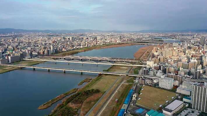 구름 아시아 도로 여행 비즈니스 건축양식 교통시설 모션 자동차 하늘 아침 거리 안테나 동양인 사람없음 건물 물 강 도시풍경 사무실 태양 탑 일본 고층빌딩 일몰 기차 도시 도심 지역 타운 스카이라인 드론 랜드마크 방법 오사카 조감도 4K MOV 해외동영상 클립영상 주간 자연요소 건축물 건축 나라 길 육상교통 교통 통신 대중교통 인종 풍경 빌딩 노을 시설 동영상 파일형식