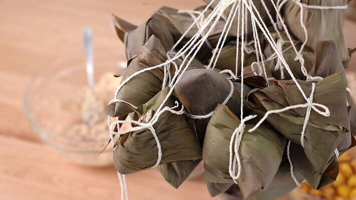 모양 전통 라이프스타일 손 아시아 문화 음식 백그라운드 잎 재료 가족 탁자 밥 휴가 주택 함께함 실내 육류 요리 동양인 사람없음 목재 주방 축제 중국 용 축하 보트 사발 다발 대만 대나무 준비 날것 만들기 레시피 방법 스터핑 포장소품 핸드메이드 4K MOV 해외동영상 클립영상 나무 식물 나라 가구 컨셉 배_교통 식재료 포장 관계 모션 인종 내부 건물 생활 신체부위 사기그릇 오브젝트 동영상 포장재료 파일형식