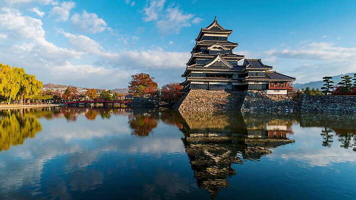 구름 전통 아시아 문화 여행 단풍 건축양식 모션 하늘 동양인 사람없음 건물 빨간색 파란색 여행객 탑 일본 검은색 가을 바위 도시 시간 성 역사 재산 타운 스카이라인 랜드마크 사무라이 옛날 4K 타임랩스 MOV 해외동영상 클립영상 자연요소 건축물 계절 건축 나라 컬러 잎 촬영기법 사람 인종 금융 돌_바위 동영상 파일형식