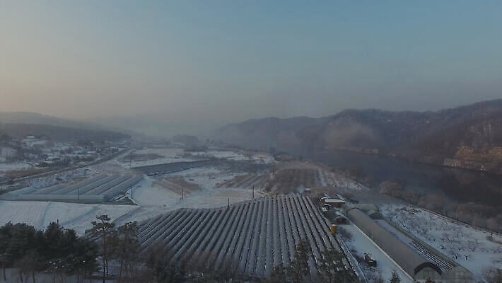 나무 계절 공원 겨울 밭 자연 하늘 아침 날씨 한국 사람없음 목재 빨간색 빛 햇빛 태양 농장 일출 환경 일몰 흰색 시골 숲 큼 장면 커뮤니티 상록수 일반 넘어짐 드론 생태학 눈내림 4K MOV 해외동영상 클립영상 주간 자연요소 식물 공공시설 교육 아시아 컬러 농업 재료 모션 눈_날씨 노을 크기 생태계 동영상 파일형식
