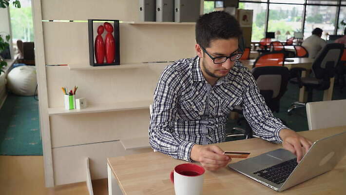 학생 라이프스타일 남자 음악 돈 인터넷 비즈니스 모바일 관리 한명 미소 소년 성인 금융 쇼핑 컴퓨터 알약 디지털 비즈니스맨 신용카드 구매 무선전화기 고객 결제 온라인 다운로드 전자상거래 계좌 인출 체크아웃 4K MOV 해외동영상 클립영상 1 어린이 문화예술 표정 사람 생활 경제 전자제품 약 직장인 재산 전화기 동영상 파일형식