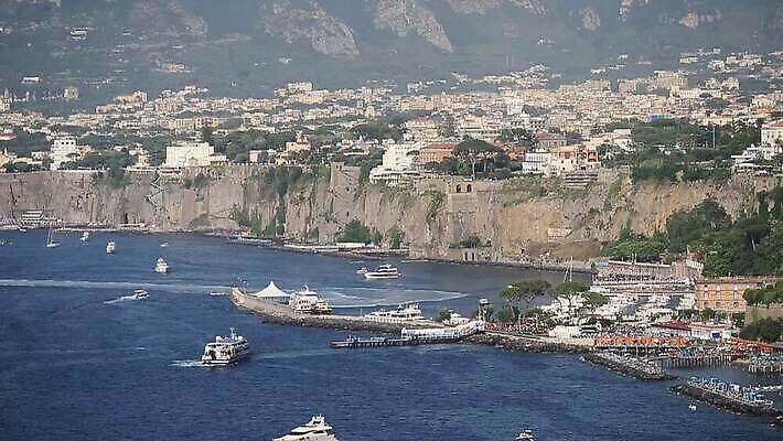 유럽 바다 여행 건축양식 자연 하늘 지붕 휴가 산 주택 안테나 파노라마 풍경 사람없음 야외 물 여름 파란색 도시풍경 마을 항구 이탈리아 도시 만 지중해 화산 포트 타운 항공촬영 나폴리 MOV 해외동영상 클립영상 자연요소 계절 건축 나라 뷰포인트 컬러 통신 교통시설 촬영기법 건물 생태계 동영상 파일형식