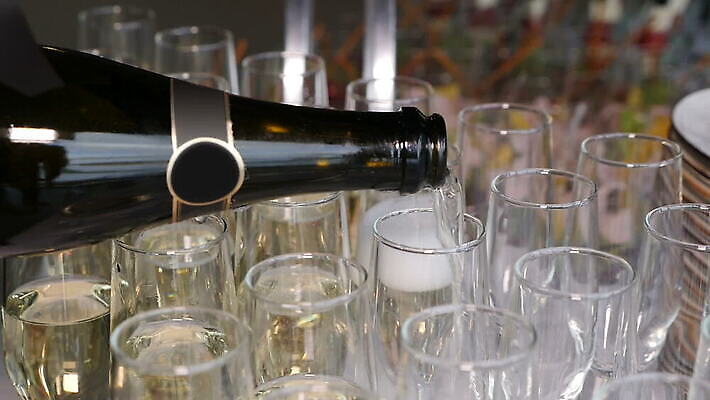 기념일 음료 백그라운드 크리스마스 와인잔 유리 휴가 기념 사람없음 내부 파티 와인 검은색 저녁식사 희망 침묵 활발 거품 낭만 흰색 축하 알코올 바 황금 붓기 고급 닫기 야간 저녁 샴페인 크리스탈 양동이 토스트 스파클링와인 크리스마스이브 MOV 해외동영상 슬로모션 클립영상 자연요소 감정 빵 컬러 컨셉 술잔 모션 재질 주류 촬영기법 이벤트 식사 소리 광석 동영상 탄산 파일형식