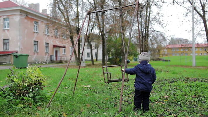 공원 어린이 의자 놀이 소년 잔디 야외 목재 초록색 장난감 금속 정원 수확 게임 놀이터 작음 가난 버리기 그네 부식 먼지 문제 타운 걸음마 뒤뜰 소셜 에스토니아 옛날 트러블 MOV 해외동영상 클립영상 나무 식물 공공시설 남자 유럽 컬러 가구 컨셉 농업 재료 모션 재질 사람 도시 크기 동영상 파일형식