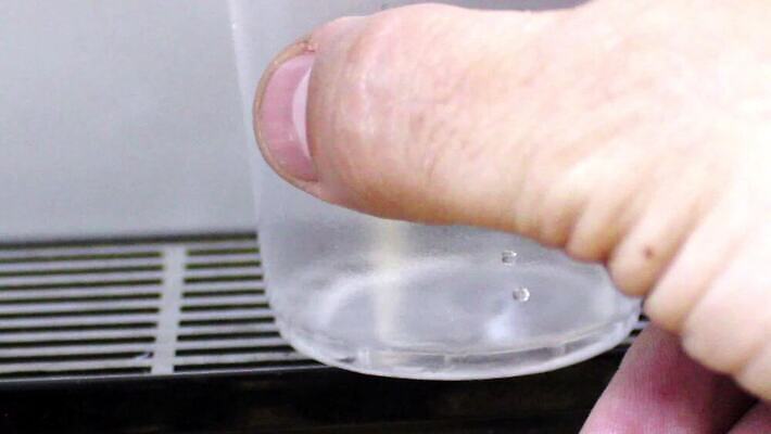 손 남자 음료 백그라운드 손가락 유리 실내 건강 사람 컵 물 사무실 상점 얼음 기계 거품 장비 추위 흰색 신선 뜨거움 붓기 시원함 일회용 플라스틱 갈증 수도꼭지 상쾌 서빙 온도 팔 냉각기 MOV 해외동영상 클립영상 자연요소 식기 감정 컬러 비즈니스 모션 재질 내부 신체부위 동영상 파일형식