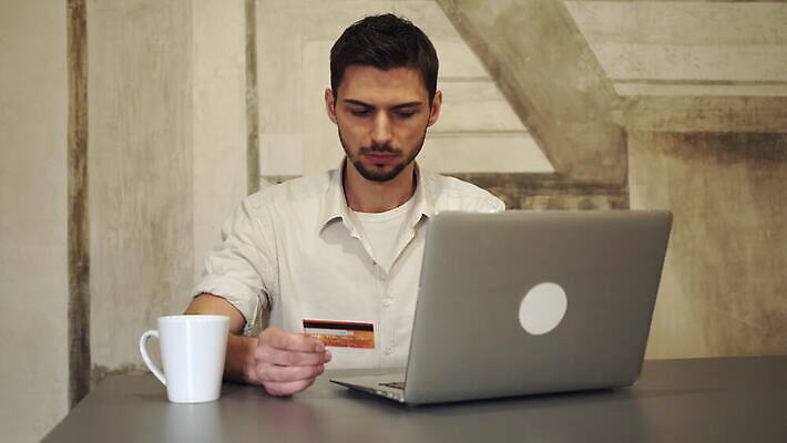 손 커피 컨셉 인터넷 비즈니스 주택 한명 미소 사람 노트북 쇼핑 컴퓨터 세일 상점 공책 카페 타이핑 키보드 신용카드 구매 고객 결제 온라인쇼핑 온라인 전자상거래 빚 요금 인출 체크아웃 혼혈 비용 4K MOV 해외동영상 클립영상 1 음료 문구용품 표정 건물 신체부위 금융 경제 전자제품 다문화 동영상 파일형식