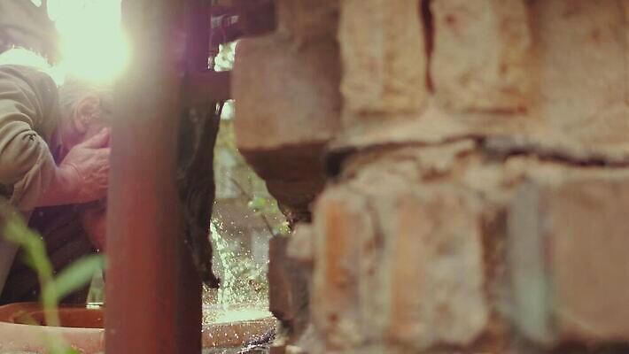 얼굴 거리 돌담 한명 사람 야외 물 청결 추위 코트 좌절 닫기 씻기 가난 청소 버리기 리빙 거지 구걸 노숙자 위생관리 헬프 4K MP4 해외동영상 클립영상 자연요소 1 감정 컨셉 모션 관리 신체부위 담장 외투 돌_바위 도움 위생 동영상 파일형식