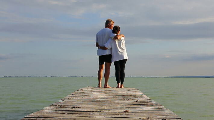 백인 라이프스타일 커플 계절 여자 남자 행복 바다 중년 여행 관계 자연 남편 휴가 함께함 사랑 사람 성인 야외 두명 물 여름 파란색 우주 낭만 신혼여행 아내 비치웨어 헝가리 MOV 해외동영상 클립영상 자연요소 서양인 옷 감정 컬러 결혼 컨셉 생활 생태계 동영상 동유럽 파일형식