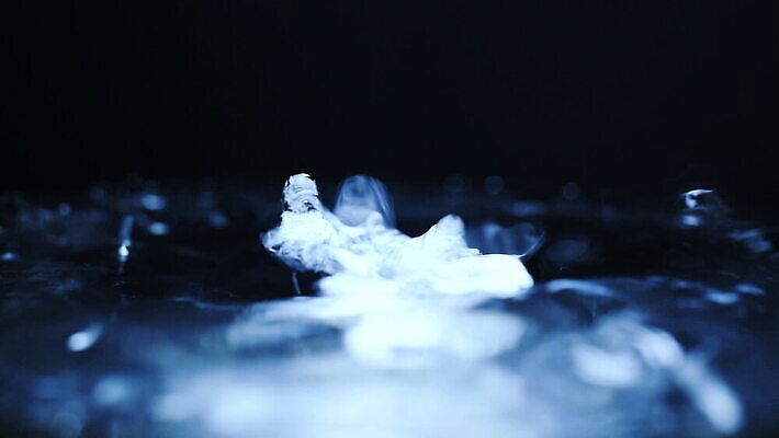 계절 포즈 백그라운드 패턴 모션 자연 표면 지붕 날씨 사람없음 물 검은색 어둠 젖음 흐름 물방울 신선 액체 떨어짐 홍수 빗방울 속도 폭풍 무거움 빗물 느림 내추럴 정의 고립 케랄라주 유체 MOV 해외동영상 클립영상 자연요소 컬러 컨셉 무늬 비_날씨 무게 인도_나라 자연재해 생태계 동영상 파일형식