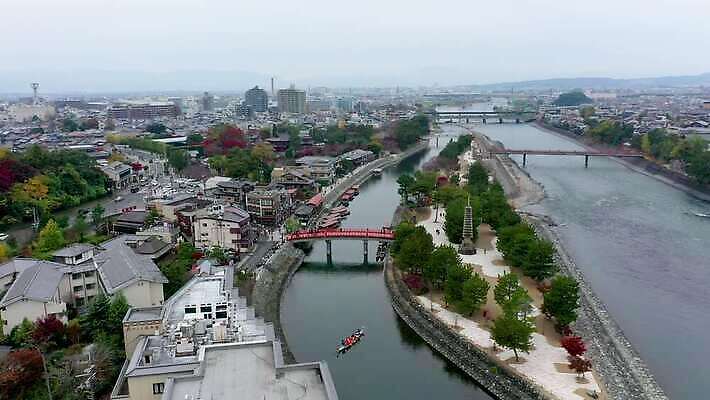 나무 공원 아시아 문화 호수 여행 단풍 건축양식 안테나 사람없음 건물 물 강 컬러풀 세계 여행객 탑 정원 일본 도시 사찰 보트 역사 재산 교토 드론 랜드마크 조감도 4K MOV 해외동영상 클립영상 자연요소 식물 건축물 공공시설 건축 나라 컬러 잎 배_교통 통신 종교건축 사람 금융 동영상 파일형식
