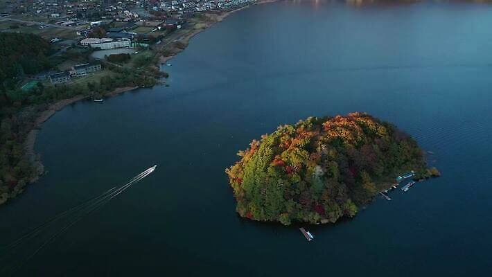 나무 식물 구름 아시아 호수 컬러 여행 단풍 잎 겨울 자연 하늘 아침 산 안테나 풍경 사람없음 빨간색 물 파란색 빛 일본 가을 도시 보트 숲 11월 화산 후지산 드론 랜드마크 절정 조감도 4K MOV 해외동영상 클립영상 주간 자연요소 계절 나라 배_교통 통신 세계문화유산 날짜 생태계 동영상 파일형식