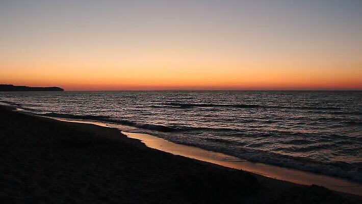 모래 바다 자연 휴가 풍경 사람없음 야외 물 여름 모래사장 어둠 일몰 새벽 야간 저녁 폴란드 발트해 MOV 해외동영상 클립영상 자연요소 계절 유럽 북유럽 노을 밤 생태계 동영상 파일형식