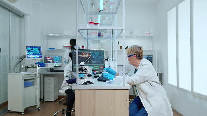 직업 과학 건강 현미경 실험 사람없음 치료 약 검은색 장비 간호사 의사 그룹 엔지니어 실험실 바이러스 보호 질병 생명공학 연구원 과학자 분석 직원 생물학 하이테크 미생물 다민족 혁명 개발 백신 전염병 화학자 코로나바이러스 4K MOV 해외동영상 클립영상 교육 컬러 컨셉 의학 생물 기술 실험기구 의료진 기술자 동영상 학자 파일형식