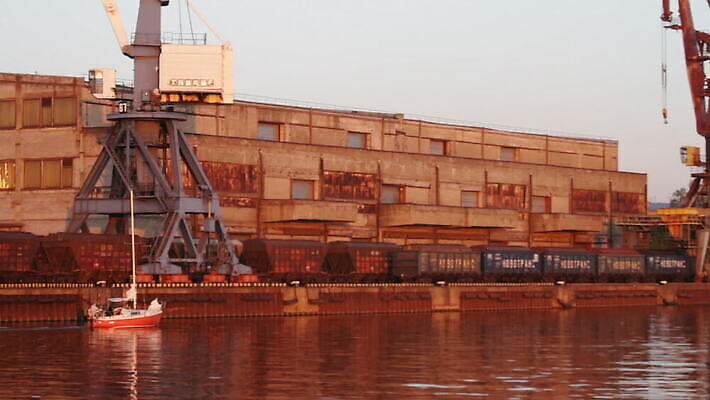 산업 스포츠 바다 여행 요트 교통시설 모션 항해 사람없음 물 강 항구 화물 보트 크루즈 컨테이너 기중기 무역 시설 함선 상업 수납 포트 탐색 네비게이션 라트비아 리가 뱃놀이 수입 터미널 MOV 해외동영상 클립영상 자연요소 교통 배_교통 북유럽 전통놀이 운송업 중장비 동영상 파일형식