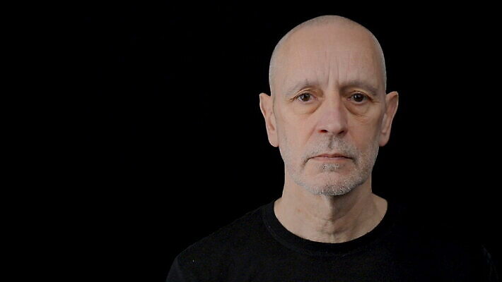 백인 응시 감정 얼굴 생각 검은배경 짧은머리 스트레스 피곤 관리 한명 사람 성인 머리 검은색 어둠 고통 슬픔 표현 좌절 고독 고민 걱정 문제 긴장 고립 압력 우울증 MOV 해외동영상 클립영상 서양인 1 헤어스타일 시선 컬러 백그라운드 컨셉 신체부위 질병 동영상 파일형식