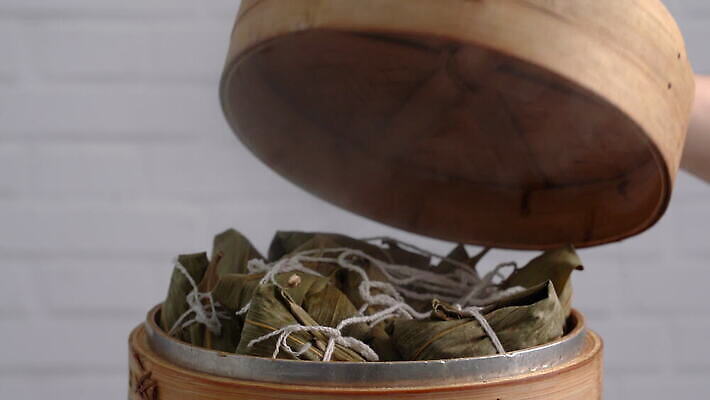 전통 라이프스타일 접시 아시아 문화 음식 백그라운드 밥 휴가 요리 동양인 사람없음 검은색 축제 식사 중국 어둠 흰색 용 축하 신선 뜨거움 보트 연기 맛 수증기 다발 대만 먹기 준비 레시피 기선 고립 핸드메이드 맛있는 4K MOV 해외동영상 클립영상 식기 나라 컬러 컨셉 배_교통 모션 인종 생활 동영상 파일형식