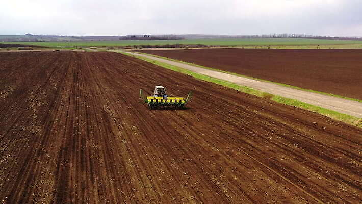 식물 산업 백그라운드 밭 농업 자연 하늘 안테나 사람없음 농장 농경지 기계 흙 봄 장비 수확 성장 시골 업무 땅 트랙터 엔진 개발 밭일 조감도 파종 4K MOV 해외동영상 클립영상 계절 통신 농사 작업 농기계 생태계 특수차량 동영상 파일형식