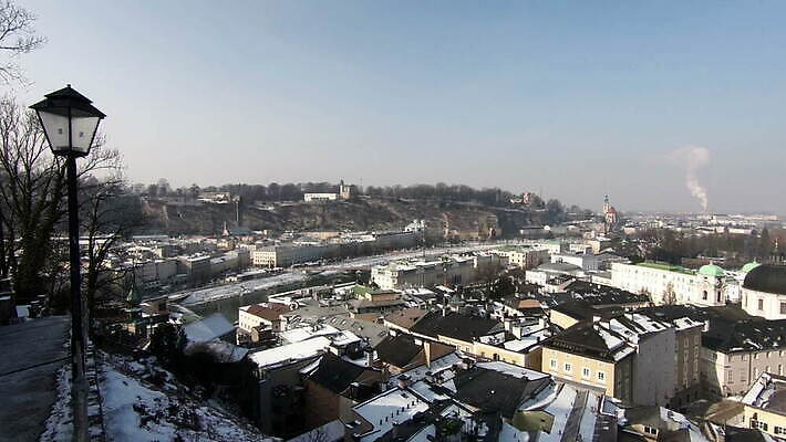 외관 유럽 컬러 겨울 건축양식 자연 하늘 지붕 새로움 파노라마 풍경 사람없음 야외 건물 파란색 도시풍경 맑음 냉동 얼음 추위 도시 오스트리아 그림 서리 타운 스카이라인 랜드마크 잘츠부르크 HD MOV 해외동영상 클립영상 자연요소 건축물 계절 건축 나라 컨셉 날씨 촬영기법 생태계 동영상 파일형식