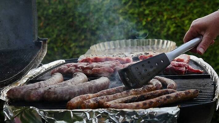 라이프스타일 손 음식 컨셉 가족 육류 돼지고기 요리 사람 성인 사람없음 야외 여름 소풍 파티 정원 요리사 식사 저녁식사 신선 그릴 바비큐 굽기 먹기 준비 MOV 해외동영상 클립영상 직업 계절 식재료 관계 모션 주방용품 이벤트 생활 신체부위 야외활동 구이 동영상 파일형식