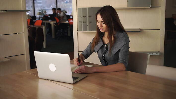 백인 직업 여자 포즈 인터넷 의자 비즈니스 탁자 성공 노동자 한명 미소 사람 앉기 성인 내부 노트북 컴퓨터 소파 사무실 공책 웹 타이핑 기록 업무 작업 비즈니스우먼 기다림 우아함 배열 고객 책상 경영자 책임자 빨간머리 경영 정중 진실 필요 4K MOV 해외동영상 클립영상 서양인 1 헤어스타일 가구 컨셉 모션 문구용품 표정 전자제품 직장인 리더 동영상 파일형식