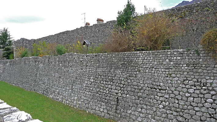 전통 외관 유럽 종교 문화 벽 여행 건축양식 하늘 거리 주택 사람없음 야외 건물 장식 파란색 도시풍경 탑 이탈리아 회색 수확 바위 흰색 도시 홀 중세 역사 정사각형 타운 강화 고딕 랜드마크 로마네스크 옛날 4K MOV 해외동영상 클립영상 도형 건축물 건축 나라 컬러 농업 풍경 공간 돌_바위 동영상 파일형식