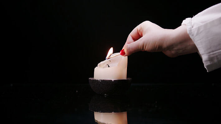 백그라운드 촛불 표면 불꽃 조명 실내 경기 사람없음 반사 검은색 어둠 고립 4K MOV 해외동영상 클립영상 스포츠 컬러 초 불 내부 동영상 파일형식