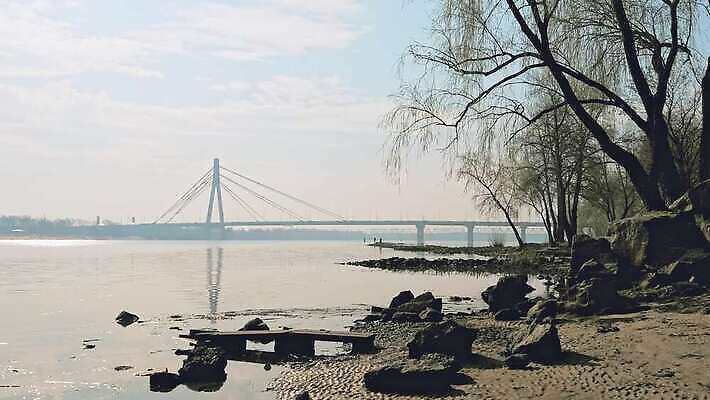 나무 여행 잎 오렌지 교통시설 자연 하늘 아침 사람없음 야외 물 파란색 빛 강 햇빛 반사 노란색 평화 침묵 봄 안개 도시 버드나무 장면 낚시꾼 암초 랜드마크 미루나무 우크라이나 4K MOV 해외동영상 클립영상 주간 자연요소 식물 계절 유럽 컬러 교통 컨셉 과일 날씨 태양 소리 시설 생태계 동영상 파일형식