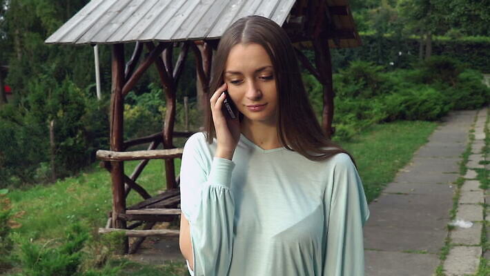 나무 백인 직업 학생 라이프스타일 긴머리 공원 여자 행복 이동 인터넷 비즈니스 자연 성공 모바일 바람 세포 말하기 대화 한명 미소 야외 30대 스마트폰 핸드폰 금발 걷기 정원 산책 잡기 도시 업무 비즈니스우먼 채팅 4G MOV 해외동영상 클립영상 자연요소 서양인 식물 1 헤어스타일 공공시설 감정 컨셉 모션 날씨 휴식 표정 IT 사람 생활 장년 전자제품 스마트기기 작업 직장인 생태계 동영상 파일형식