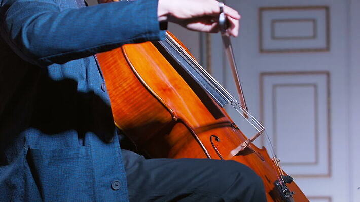 1 줄 음악 놀이 기술 미술 사람 사람없음 목재 화목 소리 콘서트 공연 음악가 무대 골동품 기구 업무 우아함 회의실 오브젝트 활 예술가 첼로 연극 고립 교향곡 멜로디 뮤지컬 옛날 플레이어 스타일 MOV 해외동영상 클립영상 나무 직업 컨셉 재료 문화예술 이벤트 작업 동영상 파일형식 찰현악기