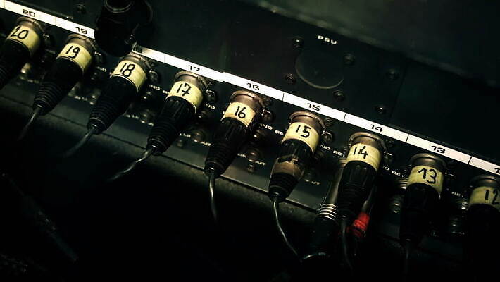 손 산업 음악 버튼 실내 이벤트 사람없음 디지털 소리 콘서트 음악가 장비 무대 흰색 악단 판넬 엔지니어 믹서 책상 라디오 오디오 방송 위로 섞기 제어 채널 프로듀서 생존 MOV 해외동영상 클립영상 직업 컬러 가구 문화예술 내부 신체부위 전자제품 공연 기술자 동영상 파일형식