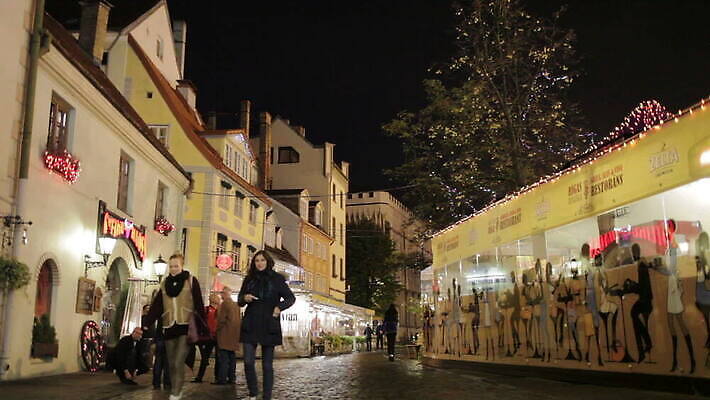 여자 남자 유럽 건축양식 조명 거리 주택 피자 패스트푸드 흡연 요리 사람 건물 노란색 라벨 걷기 식당 검은색 어둠 산책 도시 바 보행자 야간 저녁 사인 구시가지 라트비아 리가 스칸디나비아 MOV 해외동영상 클립영상 자연요소 건축물 건축 나라 컬러 모션 휴식 프레임 서양음식 담배 북유럽 상점 인스턴트 동영상 파일형식