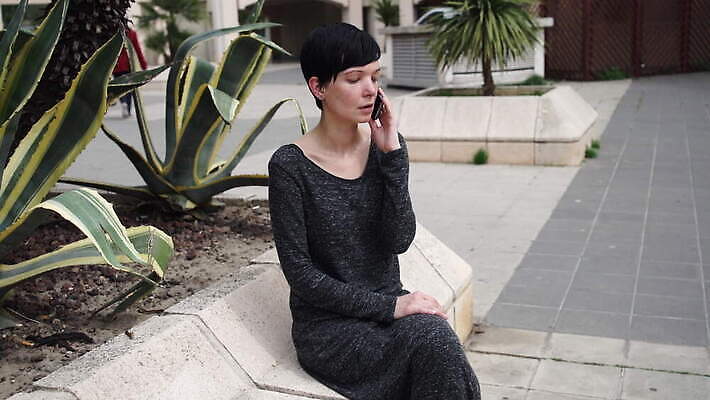 주간 백인 라이프스타일 여자 행복 성공 모바일 갈색머리 세포 대화 한명 사람 앉기 성인 야외 스마트폰 핸드폰 소파 검은색 도시 비즈니스우먼 기다림 우아함 배열 고객 부름 경영 진실 진짜 셀룰러 4G 필요 4K MOV 해외동영상 클립영상 자연요소 서양인 1 헤어스타일 감정 컬러 컨셉 의자 비즈니스 모션 IT 말하기 생활 전자제품 스마트기기 직장인 동영상 파일형식