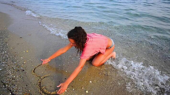 여자 모래 파도 바다 여행 손가락 하늘 휴가 휴식 사람 해변 관광지 비키니 선글라스 햇빛 하트 스케치 심볼 그림 카리브해 취소 터키석 여자한명만 카피스페이스 MOV 해외동영상 클립영상 모양 손 수영복 안경 컨셉 미술 태양 공백 보석 동영상 여자만 파일형식