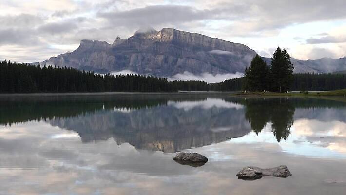 호수 여행 캐나다 북아메리카 자연 하늘 산 파노라마 국립공원 사람없음 야외 물 관광지 강 일출 환경 황혼 새벽 시골 정상 숲 당구 언덕 생태계 암초 내추럴 밴프 앨버타 절정 산맥 4K MP4 해외동영상 클립영상 자연요소 공원 촬영기법 아메리카 구기 노을 일몰 동영상 파일형식