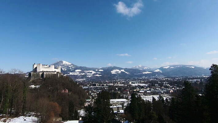 주간 유럽 컬러 겨울 건축양식 자연 하늘 산 파노라마 사람없음 야외 건물 파란색 컬러풀 추위 성 중세 역사 오스트리아 언덕 그림 랜드마크 옛날 잘츠부르크 패닝샷 4K MOV 해외동영상 클립영상 자연요소 건축물 계절 건축 나라 촬영기법 생태계 동영상 파일형식
