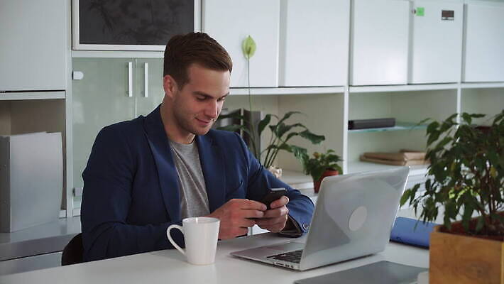 백인 직업 1 라이프스타일 디자인 남자 꽃 행복 커피 컨셉 인터넷 비즈니스 성공 모바일 노동자 선반 아이디어 직장 실내 한명 사람 정장 성인 내부 컵 파란색 스마트폰 핸드폰 컴퓨터 사무실 유행 타이핑 업무 비즈니스맨 냄비 종업원 개발 문자메시지 정중 혼자 4G 4K MOV 해외동영상 클립영상 서양인 식물 식기 옷 감정 음료 컬러 가구 회사 IT 생활 전자제품 스마트기기 작업 직장인 메시지 솥 동영상 파일형식